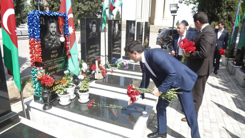 Millət vəkili və digər şəxslər şəhidlərin məzarlarını ziyarət ediblər