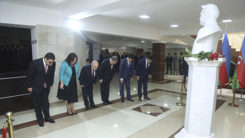 YAP Gəncə şəhər təşkilatında H. Əliyevin büstünün açılışı olub