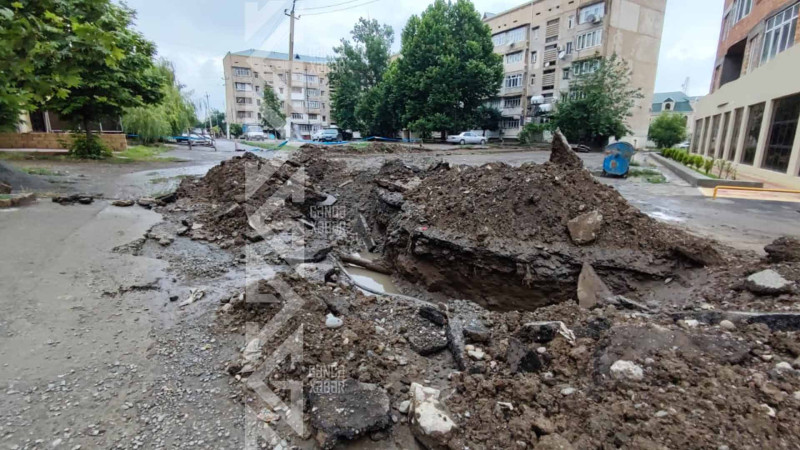 Dədə Yediyar küçəsində su borusu partlayıb