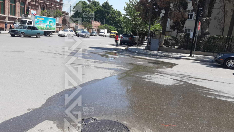 6 nömrəli məktəbin qarşısında kanalizasiya quyusu daşır