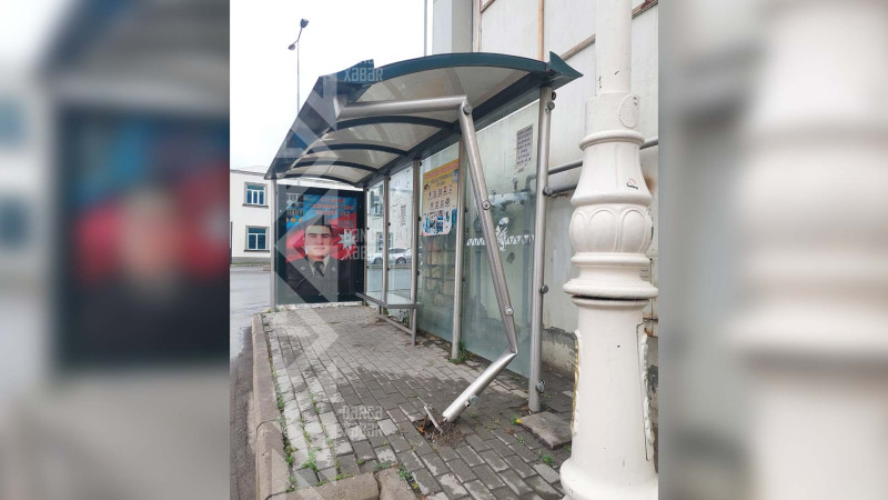 Avtobus dayanacağı naməlum səbəbdən qəzalı vəziyyətə düşüb