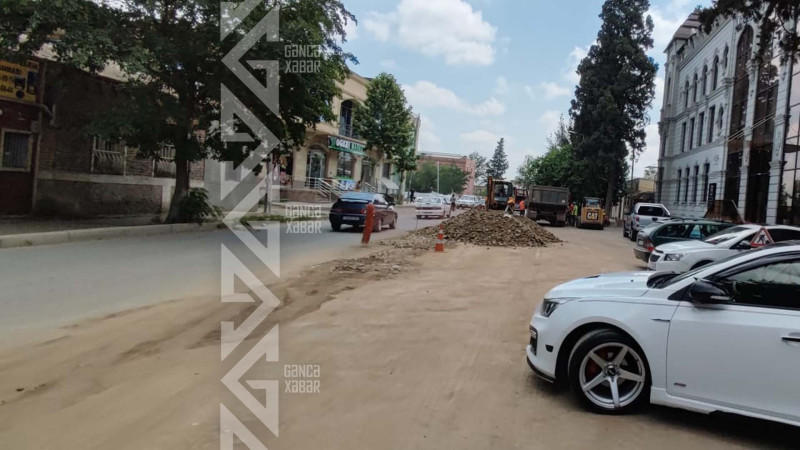 Ruzigar Qasımov küçəsində su və kanalizasiya sistemləri salınır