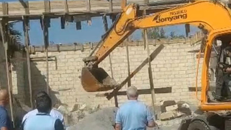 Hərbi şəhərcikdə qanunsuz tikili sökülüb