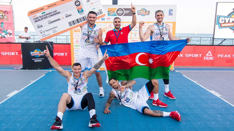 Amil Həmzəyev millidə oynayıb