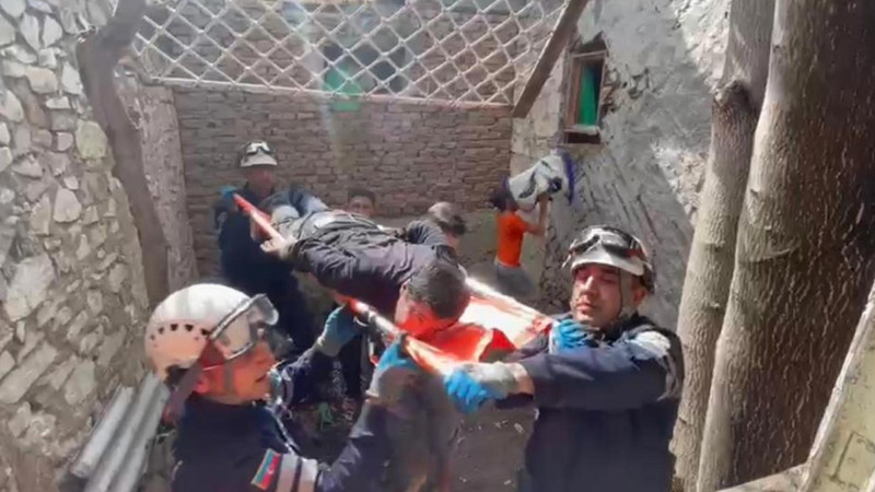 Şəhər sakini dam örtüyünü təmir edərkən xəsarətlər alıb