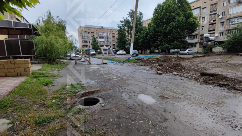 Yeni Gəncə və Mahrasa bağında artezian quyularının üstü açıqdır