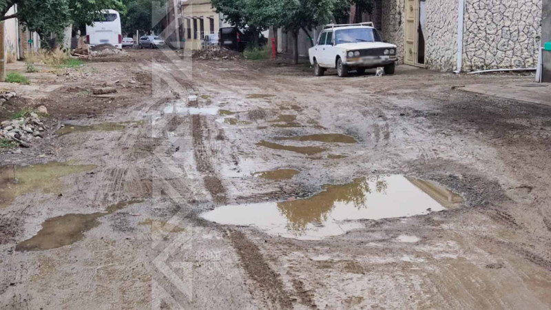 Bir sıra küçələrdə asfalt örtüyü yararsız hala düşüb