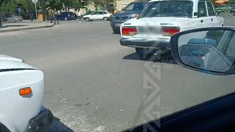 “Xanımın dükanı”nın qarşısında iki “VAZ 2107” toqquşub