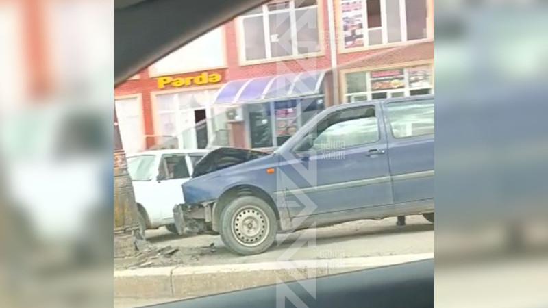 Gəncədə maşın dirəyə çarpılıb