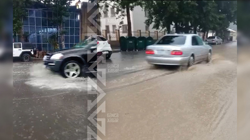 Küçə və prospektləri yağış suları basıb