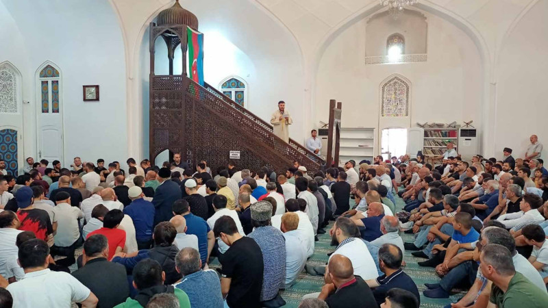 Yüzlərlə insan bayram namazına toplanıb