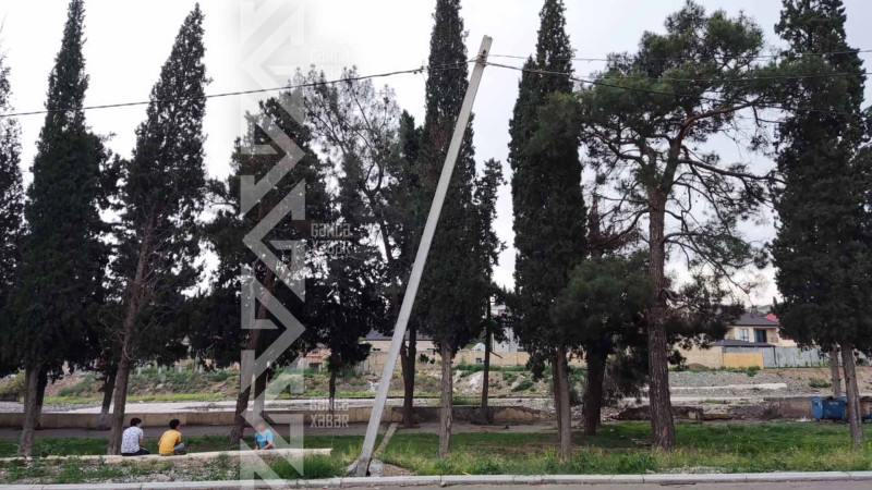 Gəncəçayın sahilində elektrik dirəyinin təmirə ehtiyacı var