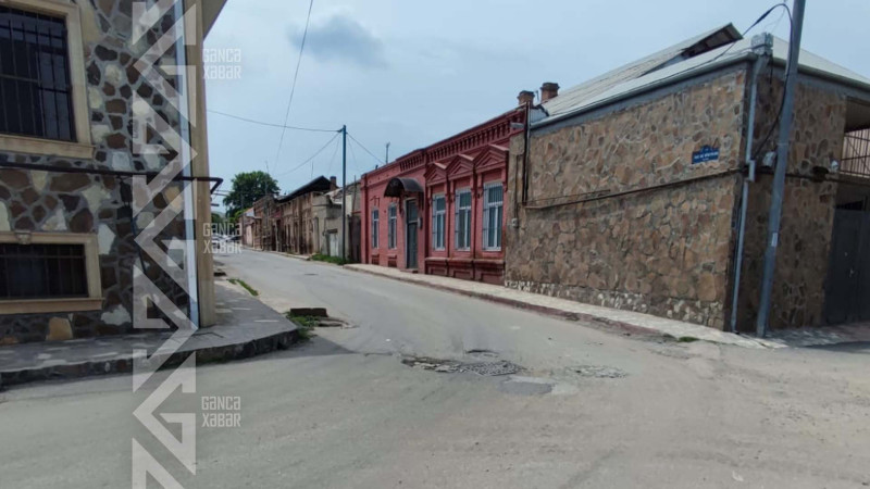Piyada səkisinin yanında artezian lükü qapaqsızdır