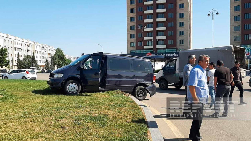 Sərnişinləri hava limanına aparan mikroavtobus qəzaya düşüb