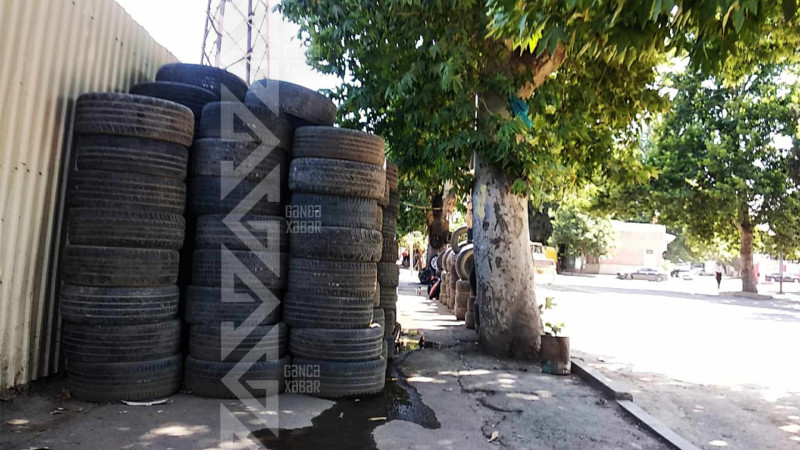 Şəhərin mərkəzində piyada səkisinə şinlər yığılıb