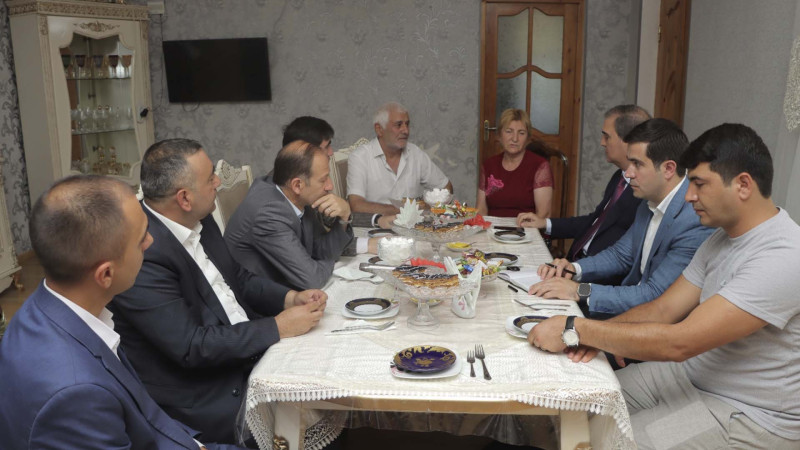 İcra başçısı polkovnik-leytenantın ailəsinə baş çəkib