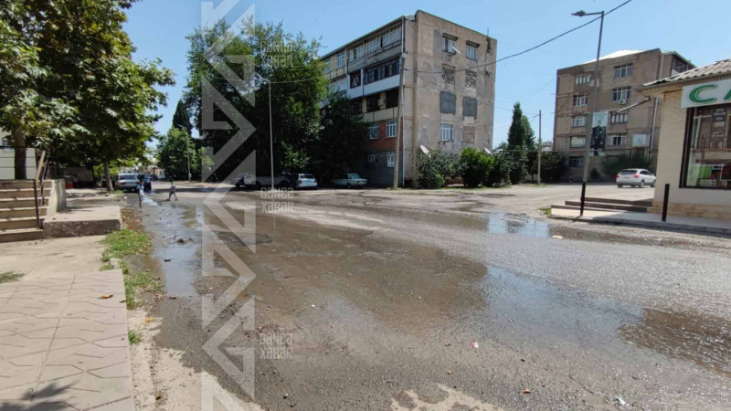 Mahrasa bağında su borusu iki yerdən partlayıb