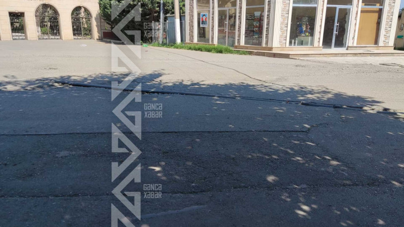 Bu küçədə su borusu yol səthindən yuxarıda yerləşir