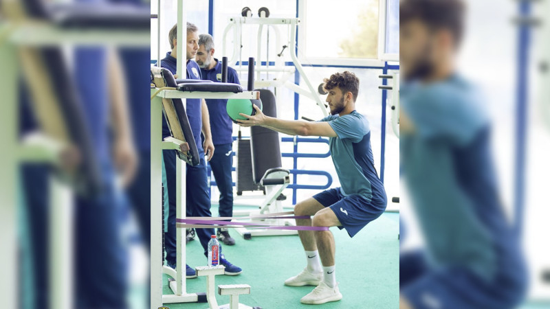 “Kəpəz” yeni istifadəyə verilən təbii örtüklü meydanında məşqə başlayır