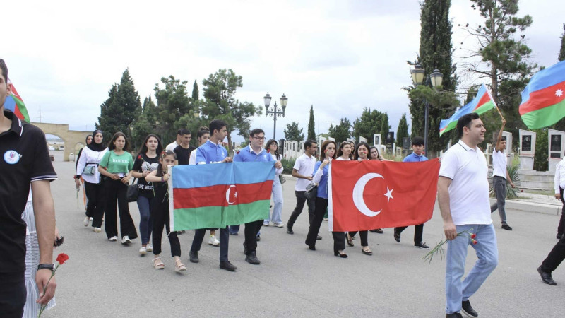 Gəncədəki Şəhidlər xiyabanı gənclər tərəfindən ziyarət olunub