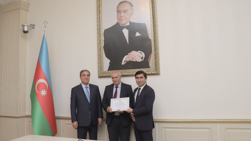 80 yaşlı professor təltif edilib