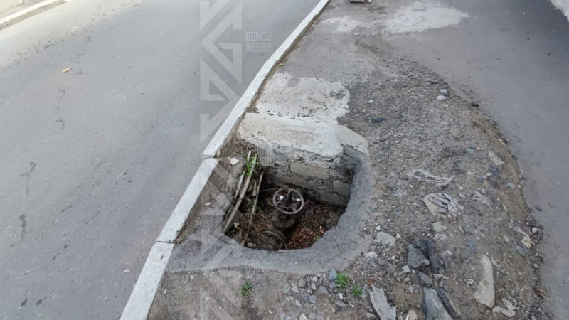 Bu küçələrdə lüklər piyadaların və nəqliyyatın hərəkətində maneələr yaradır