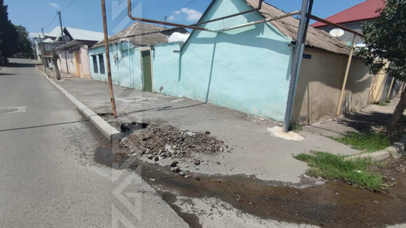 Pişnamazzadə küçəsində yeraltı su borusunda qəza olub