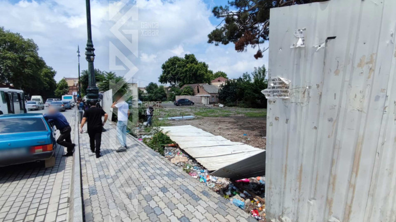 Şəhərin mərkəzində aşmış hasar yarım aydan çoxdur bərpa olunmayıb