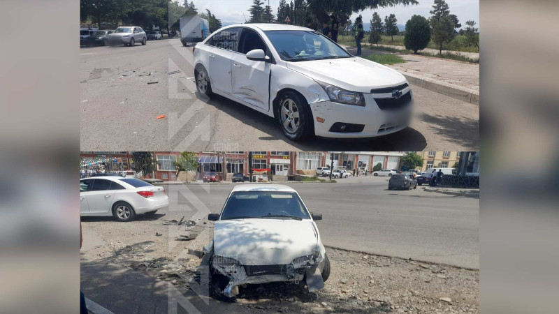 Qırmızı işıqda hərəkət edən sürücü qəzaya səbəb olub