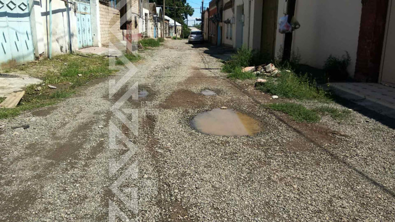 Bu küçələrin asfalt örtüyü yararsız hala düşüb