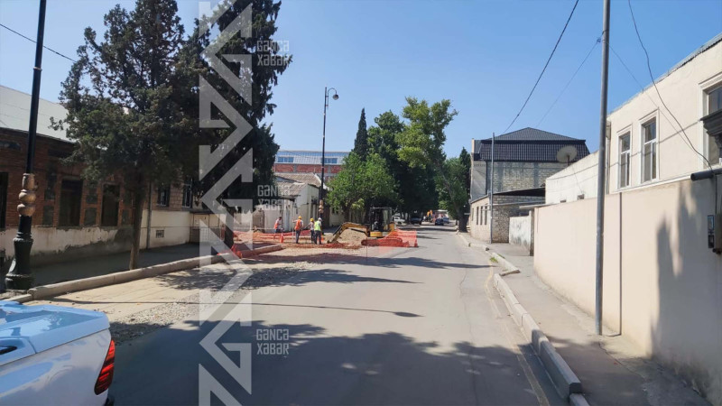 Küçələrdən birində su və kanalizasiya sistemləri yeni xəttə birləşdirilir
