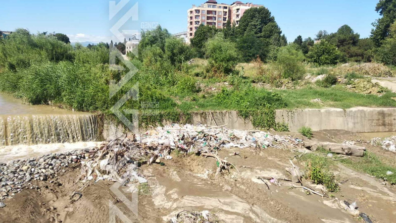 Gəncəçayın məcrasına məişət tullantıları atılıb