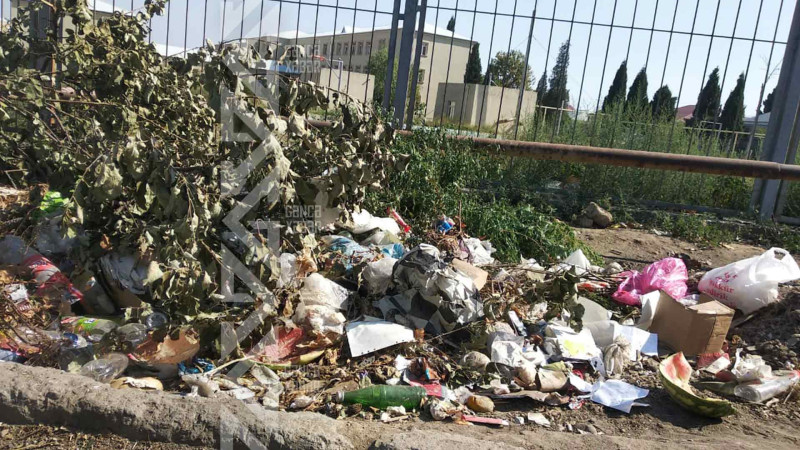 7 saylı məktəbin qarşısı zibilliyə çevrilib