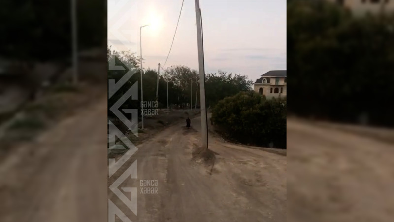 Bu küçədə elektrik dirəyi yolun ortasında yerləşir