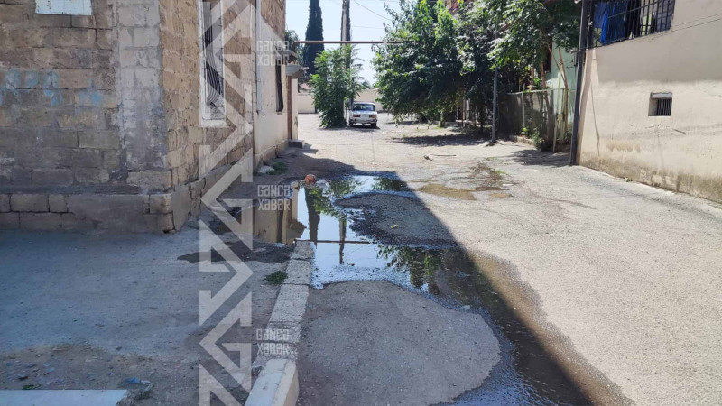Binaların qarşısında kanalizasiya quyusu daşır