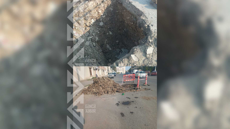 Zərifə Əliyeva küçəsində su borusu partlayıb