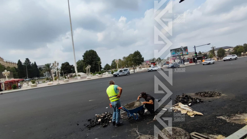 Yeni asfaltlanmış küçədə lüklərin qapaqları yenilənir