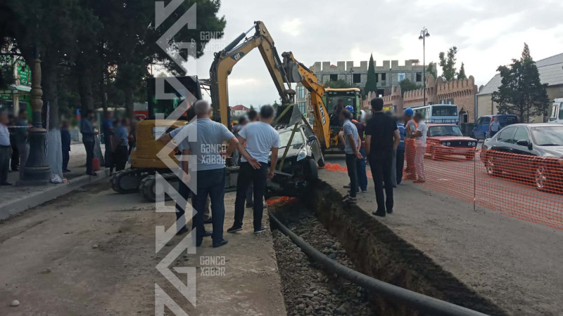 İdarəetmədən çıxan maşın qazıntı aparılan quyuya düşüb