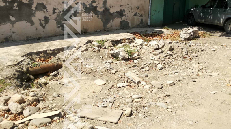 Yarımçıq təmir olunmuş küçə sakinlər üçün maneə yaradır