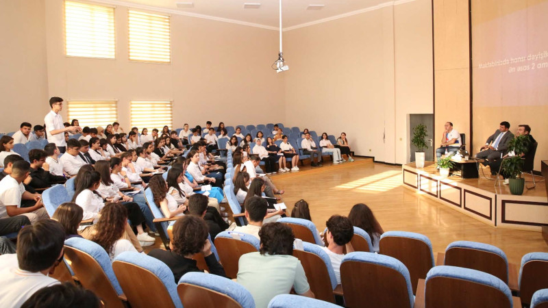 Təhsilini uğurla başa vurmuş məzunlar bir araya toplanıblar