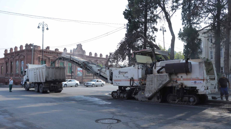 Şəhərin küçələrində yol infrastrukturu salınır