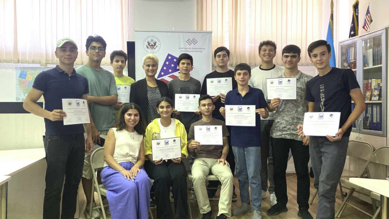 Tələbələr sertifikatla təltif olunublar