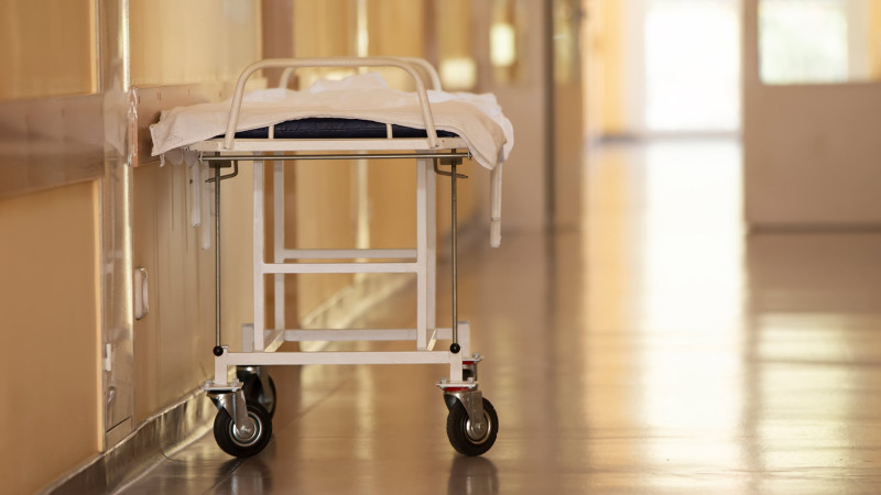 Yolu keçmək istəyən yeniyetməni avtomobil vurub