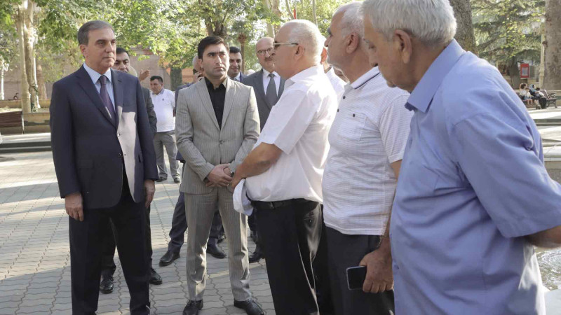 Niyazi Bayramov ziyalıların müraciətlərini dinləyib