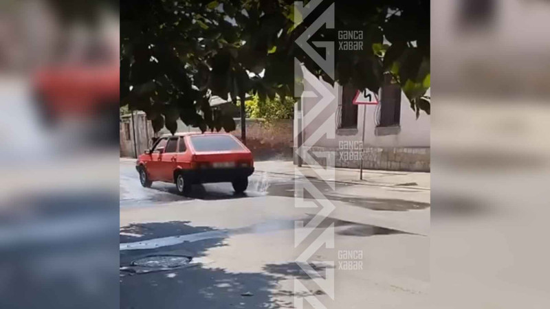 Bir ay öncə partlayan su borusu hələ də təmir edilməyib