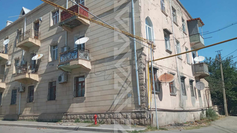 Eyvanlardan birinin aqlay örtüyü qopub tökülür