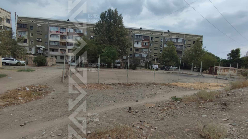Futbol meydançası yararsız haldadır