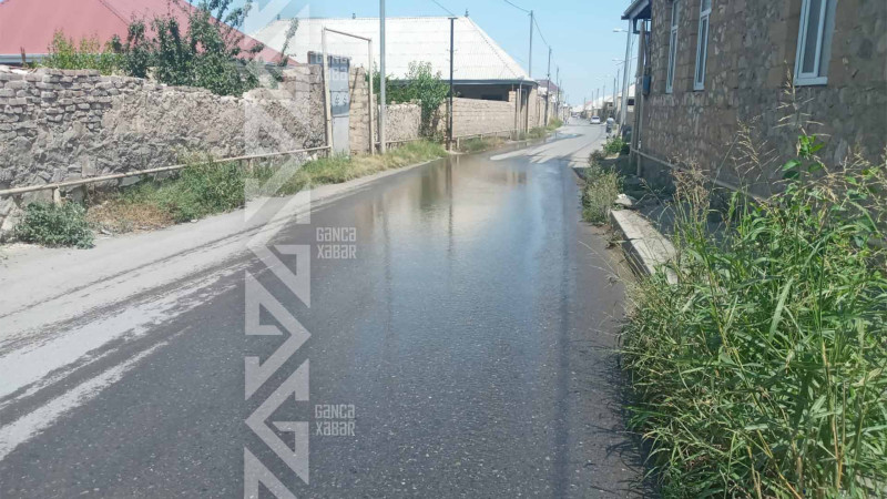 Sevinc qəsəbəsində su xətti partlayıb