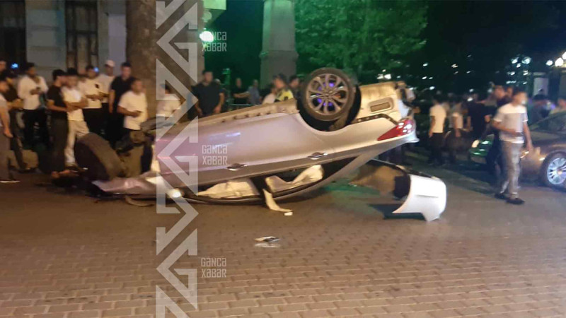 Heydər Əliyev prospektində avtomobil aşıb