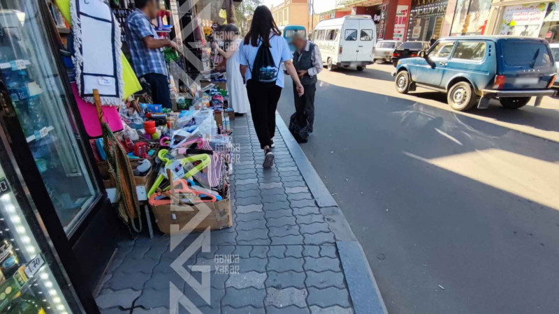 Sakinlər piyada səkilərində hərəkət etməkdə çətinlik çəkirlər